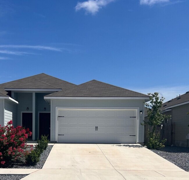 Primary Photo - Luxury Duplex in Seguin!