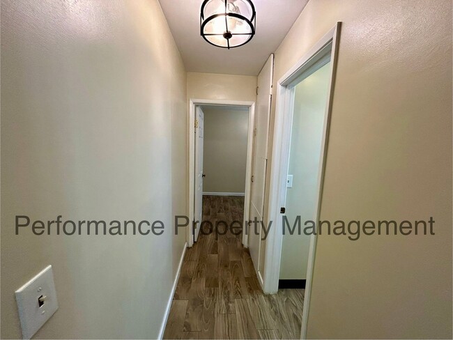 Building Photo - Cute 1 Bed/1 Bath Home in N Bakersfield