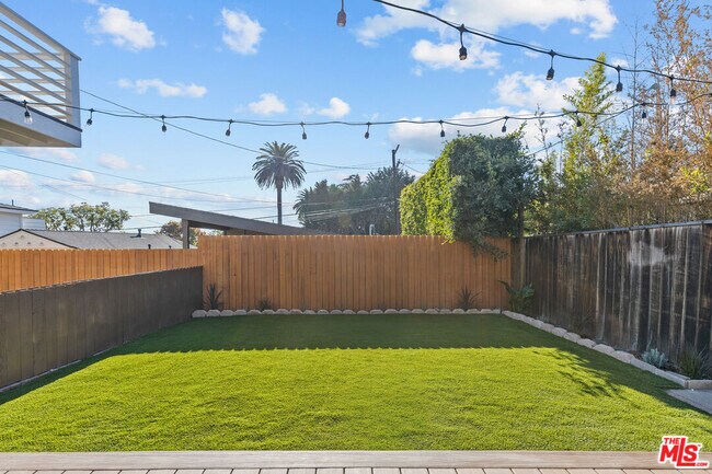 Building Photo - 3647 Grand View Blvd