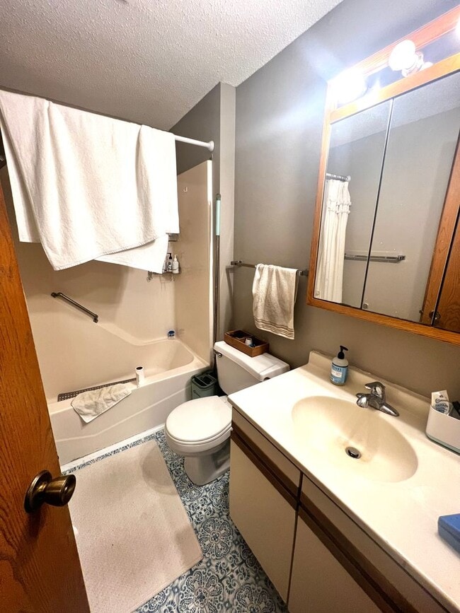Building Photo - 2 BR 1ba on Benton Dr - Ready August 1st
