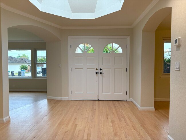 Building Photo - Beautifully Updated 4-Bedroom Home in Prime Mountain View Location!