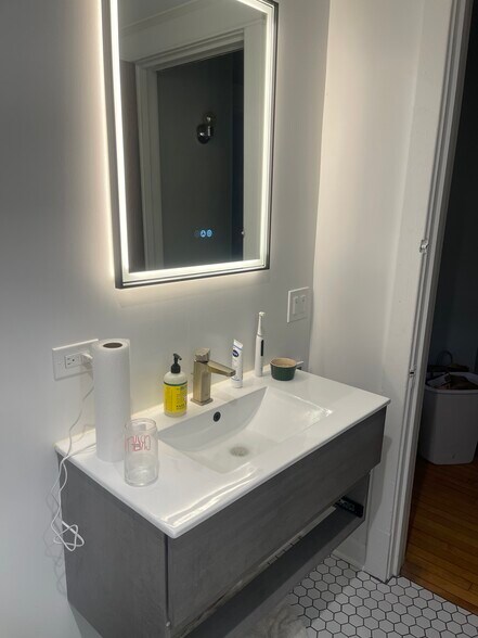 Building Photo - 829 Simpson St