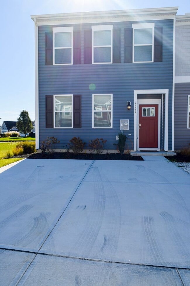 Building Photo - Stunning NEW Townhouse in Heritage Trace!