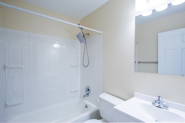 Building Photo - Great - 2 BEDROOM - Bright Open Floor Plan !!