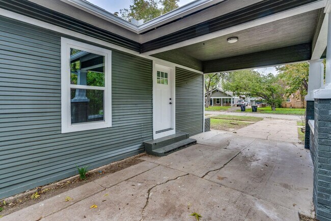 Building Photo - Beautiful home in Southwest Cleburne