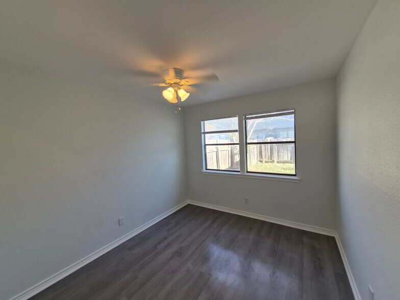 Building Photo - 915 Hyridge St