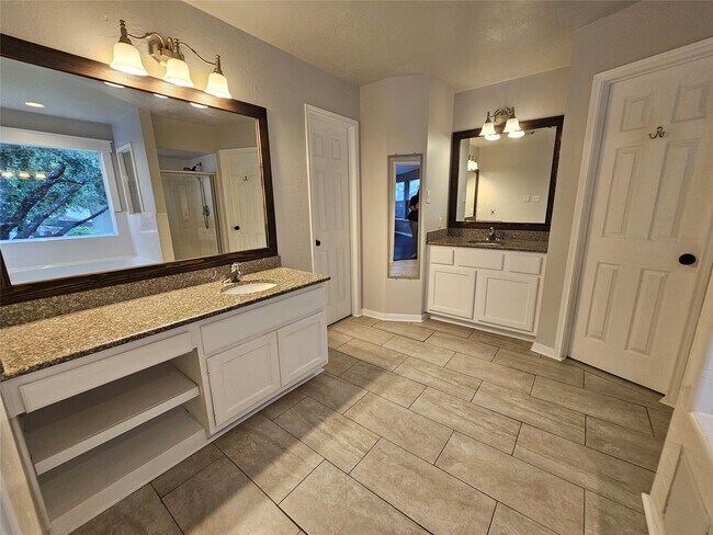Building Photo - 15015 Dawnbrook Dr