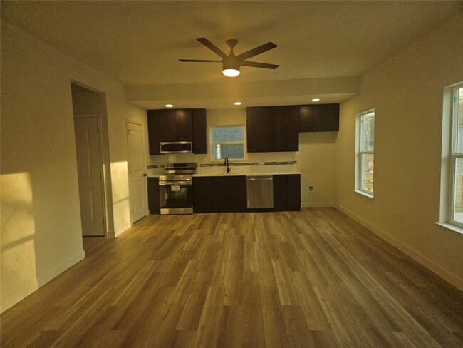 Primary Photo - 810 Mora St
