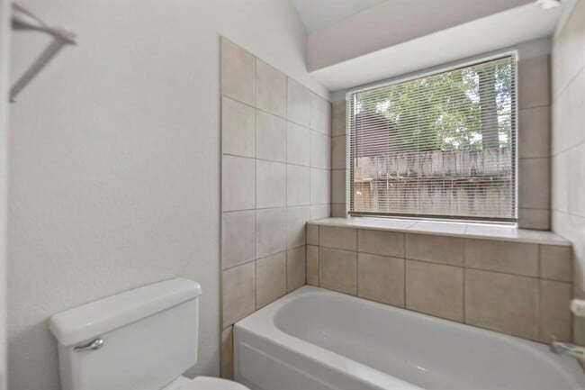 Building Photo - 2035 Woodhue Dr
