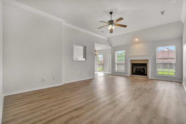 Building Photo - Fresh 3 Bed 2 Bath home in great location!