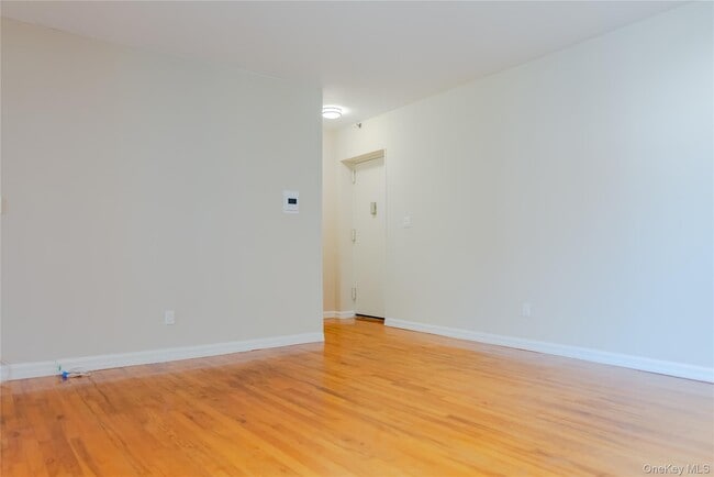 Building Photo - 25 W Broadway