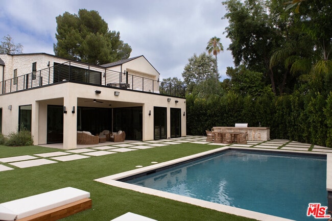 Building Photo - 5064 Encino Ave