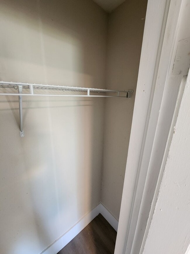 Building Photo - Spacious 2-Bedroom, 1-Bathroom Home AVAILABLE NOW!!
