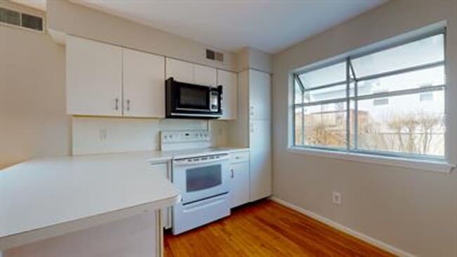 Building Photo - 2 Bedroom 2.5 Bath Townhouse