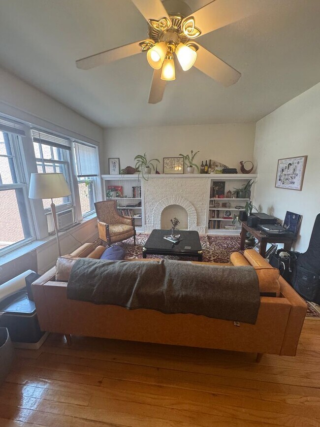 Primary Photo - Lovely and Very Large Ravenswood Manor 1 BR