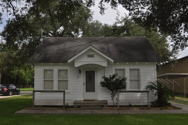Building Photo - 211 E Burress St