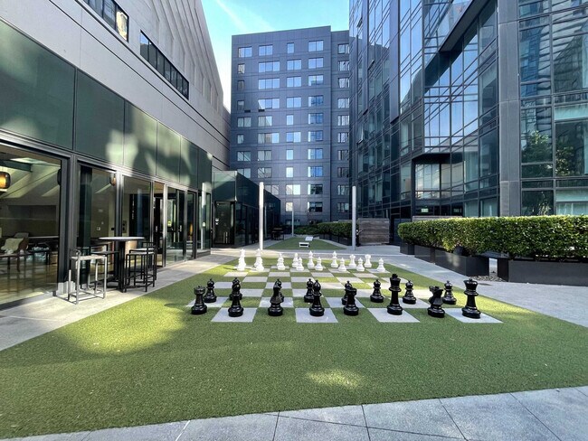 Building Photo - 18 10th St