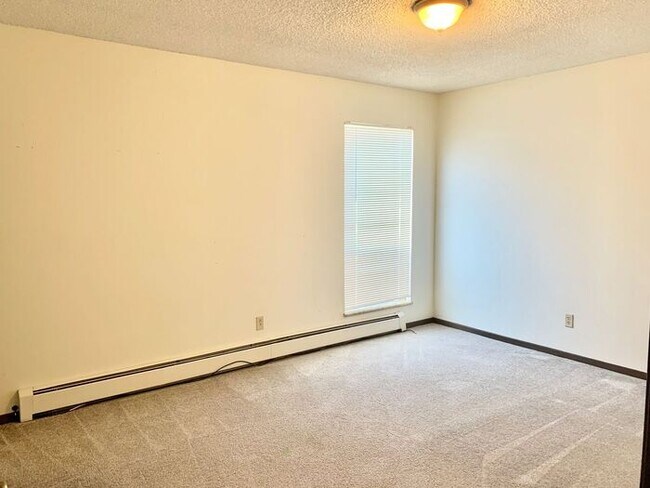 Building Photo - Spacious 2 bed 1.5 Bath Apartment with 1 Garage Space