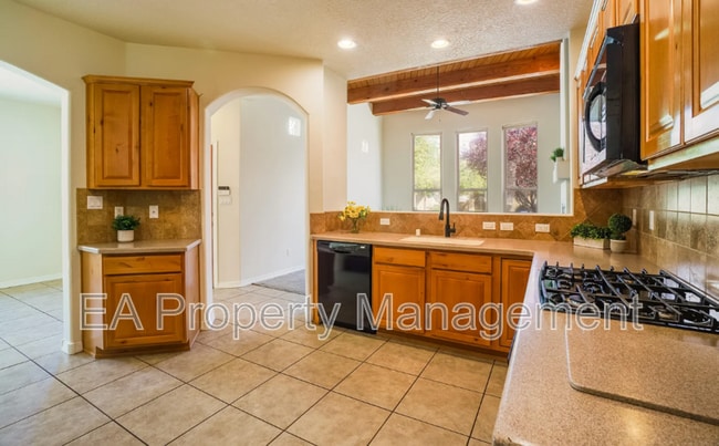 Building Photo - 8736 Desert Fox Way NE