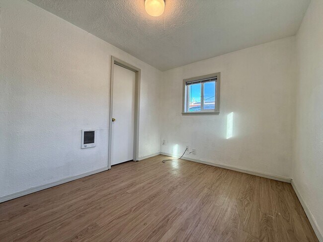 Building Photo - YOU DON'T WANT TO MISS THIS HOME THAT IS WALKING DISTANCE FROM DOWNTOWN REDMOND!!