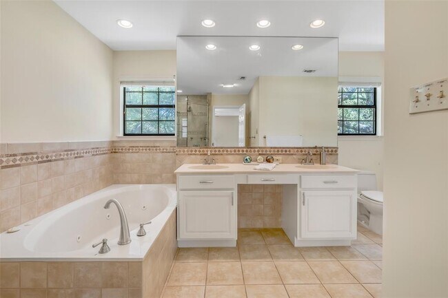Building Photo - 9006 Balcones Club Dr