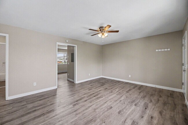 Building Photo - FOR RENT! Beautifully Remodeled 2 Bed/1 Bath Unit – Don’t Miss Out!