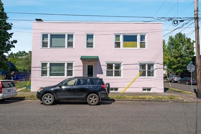 Building Photo - Charming close-in Foster-Powell studio in four-plex—Updated kitchen & bath, shared laundry, share...