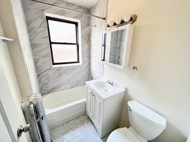 Building Photo - 3933 N Clarendon Ave