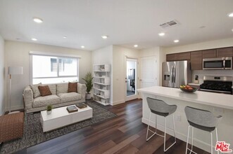 Building Photo - 3667 Mentone Ave