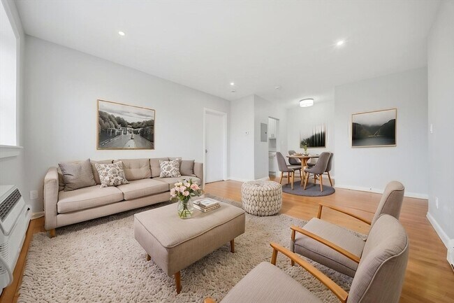 Building Photo - 11 Schubert St