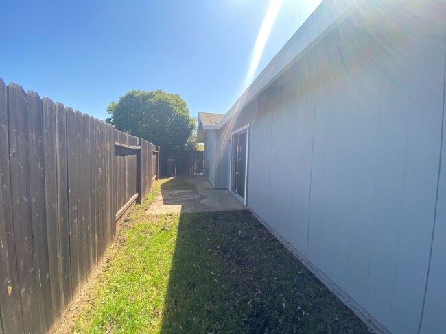 Building Photo - 8969 El Oro Plaza Dr