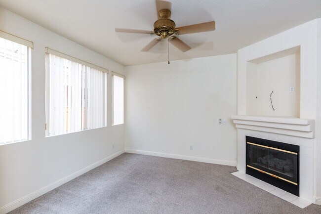 Building Photo - 2 Bedroom Townhome in Scripps Ranch