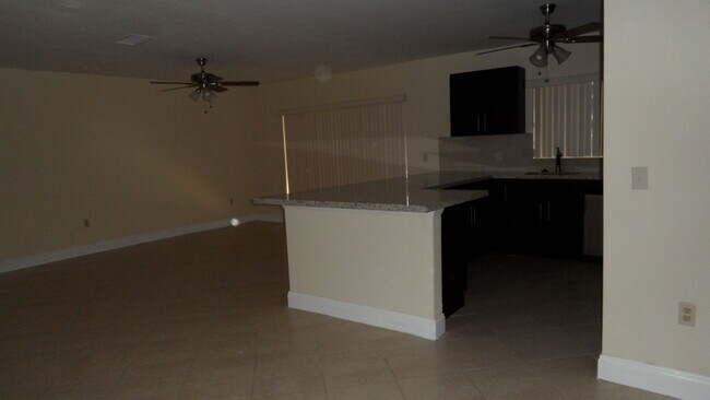 Building Photo - 3BED/2BATH house with Large fenced backyard and split floorplan!