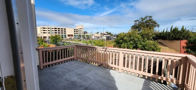 Building Photo - 2 bedroom 2 bath townhome close by Richmon...