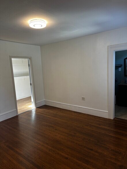 Building Photo - 932 60th St