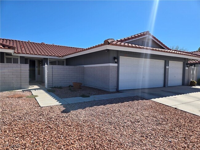 Building Photo - 1405 Termas