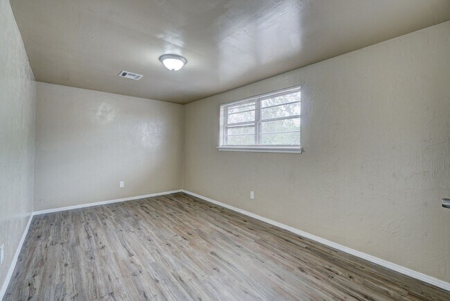 Building Photo - 4 bed, 2 bath home in Moore