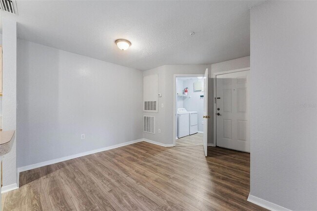 Building Photo - 5479 Vineland Rd