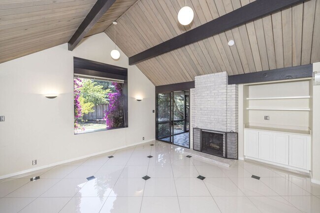 Building Photo - Charming Eichler in Super Desirable Community Center!