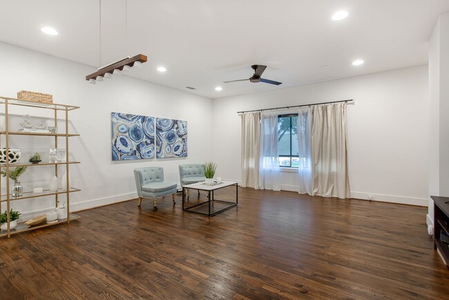 Building Photo - Modern 2 bed, 2.1 Bath townhome, walking distance to Greenville Ave