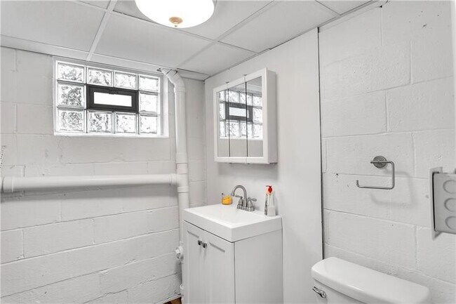 Building Photo - 2412 Cathedral Dr