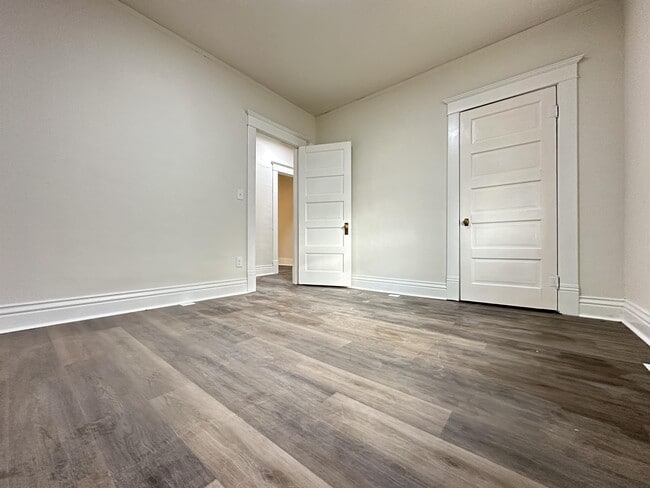 Building Photo - 463 Linden Ave