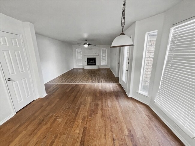 Building Photo - 611 Mariposa Dr