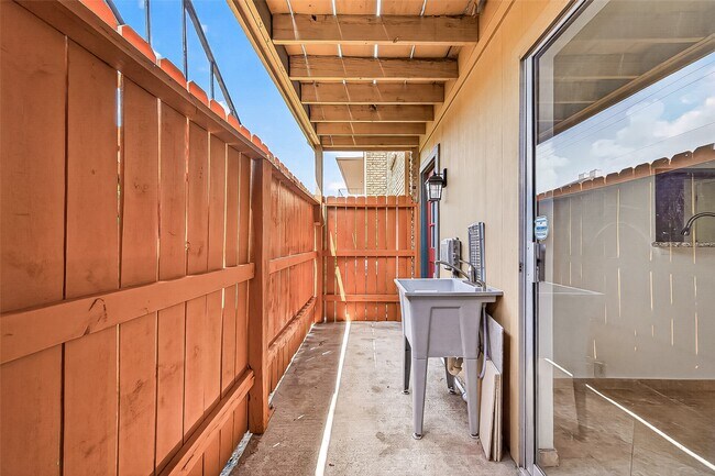 Building Photo - 3303 W Greenridge Dr