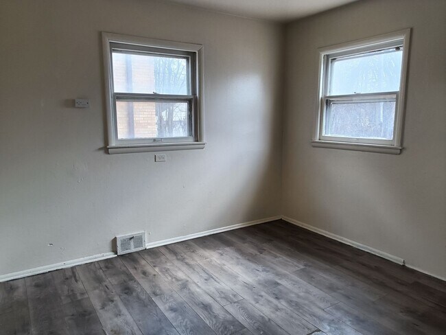 Building Photo - 2125-27 W Silver Spring Dr