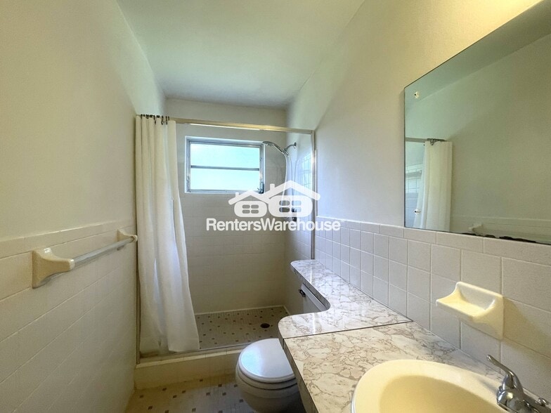 Building Photo - 2460 Persian Dr