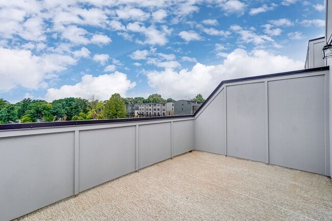 Building Photo - 3 Bedroom Townhome minutes from South End!
