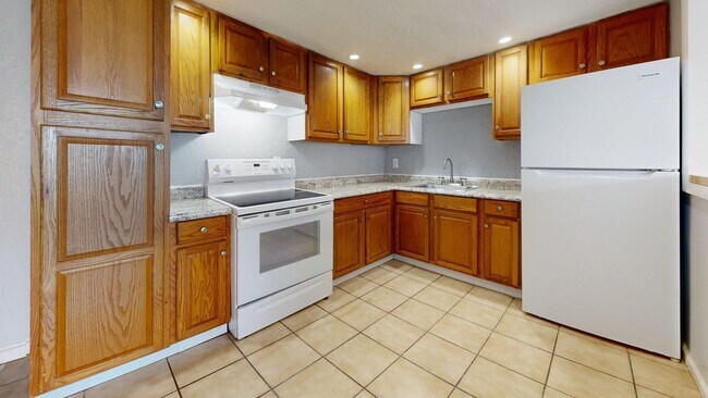 Building Photo - Elyria - updated 2 bedroom/1 bath townhouse.