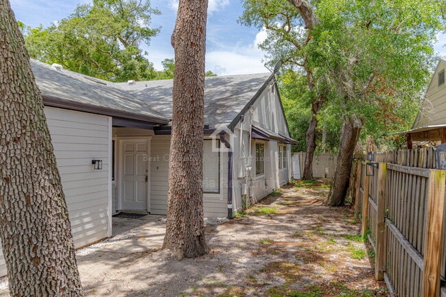 Building Photo - 911 Robinhood Ct