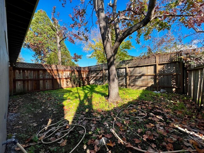 Building Photo - MAI1880-1884